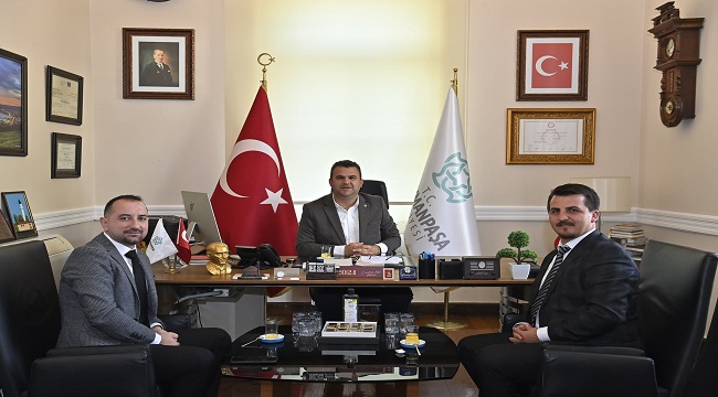BAŞKAN NALLAR TEBRİKLERİ KABUL EDİYOR