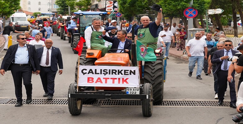Çiftçiler, miting öncesi, hububat alım fiyatını traktörlü konvoyla protesto etti. Konvoyda traktör süren Genel Başkan Özel de çiftçilere destek verdi