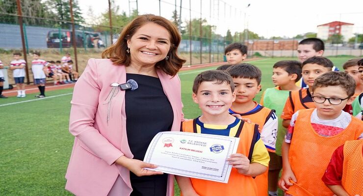 Ergene Belediyesi Yaz Futbol Kursu Tamamlandı: Geleceğin Futbolcularına Sertifikaları Müge Başkan’dan