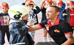 MİNİKLERDEN KAHRAMAN İTFAİYECİLERE ZİYARET