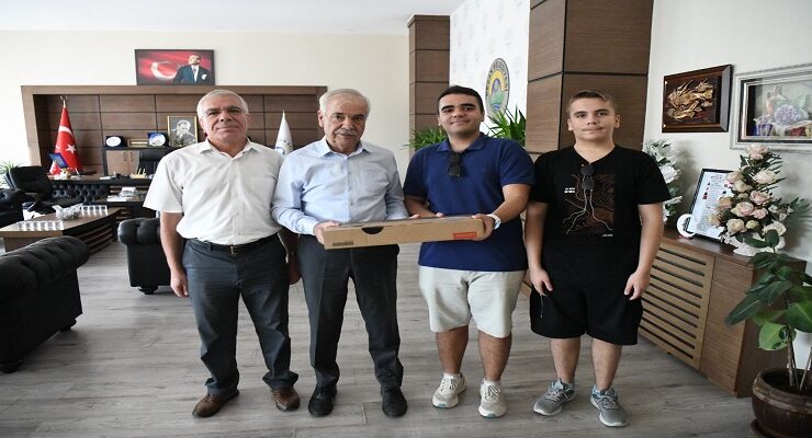 Başkan Özcan, Elif Zeynep Engin’in hatırasına bağışlanan dizüstü bilgisayarı tıp öğrencisine teslim etti
