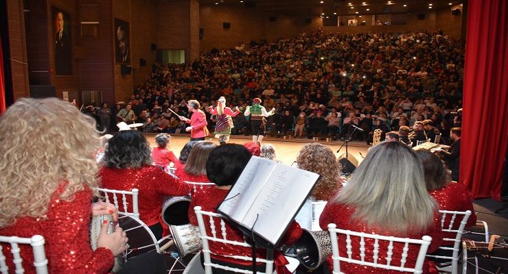 Ritmi Ahenk Topluluğu Sahne Performansı İle Büyüledi