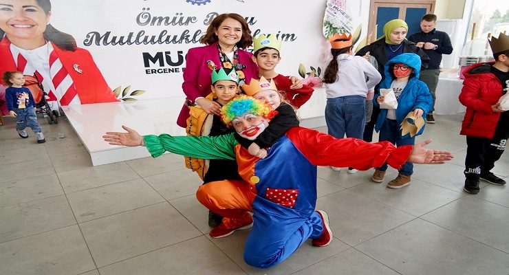 MÜGE BAŞKAN’DAN ÇOCUKLARA KARNE HEDİYESİ