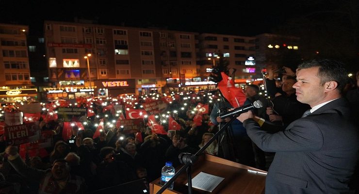 Başkan Sarıkurt Ceketi Çıkardı, Kolları Sıvadı, İmamoğlu’nu Hatırlattı