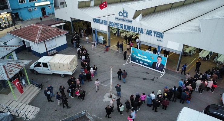 Çorlu Belediyesi’nin Geleneksel İftar Sofrası Bu Kez Pazar Yerinde Kuruldu
