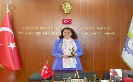 ERGENE BELEDİYE BAŞKANI MÜGE YILDIZ TOPAK’A BÜYÜK ONUR: “EN BAŞARILI İLÇE BELEDİYE BAŞKANI” ÖDÜLÜ