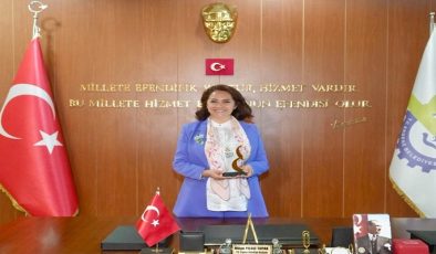 ERGENE BELEDİYE BAŞKANI MÜGE YILDIZ TOPAK’A BÜYÜK ONUR: “EN BAŞARILI İLÇE BELEDİYE BAŞKANI” ÖDÜLÜ