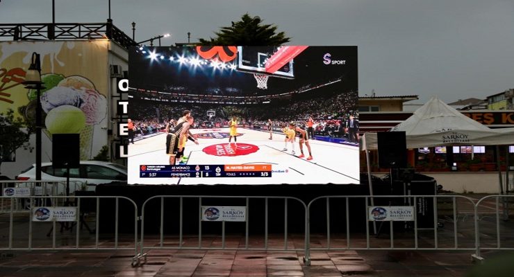 Dev Ekranda Basketbol Heyecanı Cumhuriyet Meydanı’nda Yaşandı