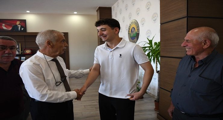 Başkan Özcan’dan, Tıp Fakültesi Öğrencisine Dizüstü Bilgisayar Desteği