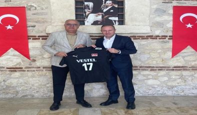 Türkiye Voleybol Federasyonu Başkanı Üstündağ, Kırklareli TSO Başkanı Ilık’a “17 Numaralı Kaptanlık Forması”nı Hediye Etti