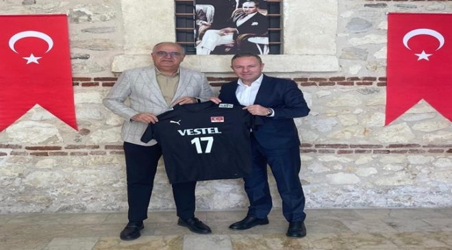 Türkiye Voleybol Federasyonu Başkanı Üstündağ, Kırklareli TSO Başkanı Ilık’a “17 Numaralı Kaptanlık Forması”nı Hediye Etti