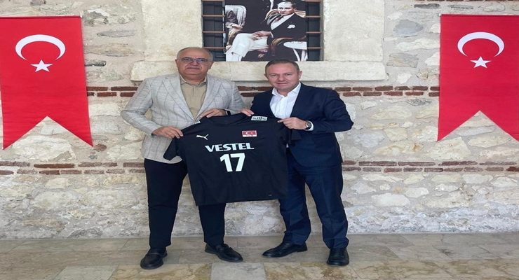 Türkiye Voleybol Federasyonu Başkanı Üstündağ, Kırklareli TSO Başkanı Ilık’a “17 Numaralı Kaptanlık Forması”nı Hediye Etti