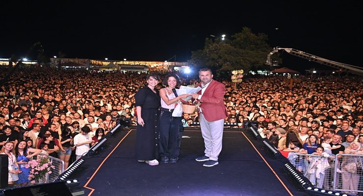 Kiraz Festivalinin İkinci Gününde Yüksek Sadakat ve Zeynep Bastık Coşturdu