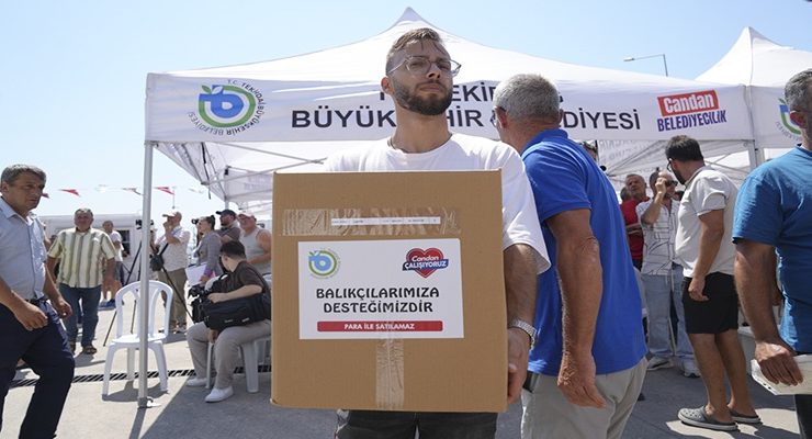 BÜYÜKŞEHİR’DEN BALIKÇILARA TEKNE BAKIM MALZEMESİ VE KIYAFET DESTEĞİ