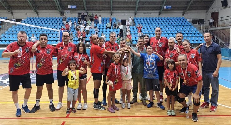 Keşan DOÇEK, Edirne Voleybol Turnuvasında Kupayı Kaldırdı