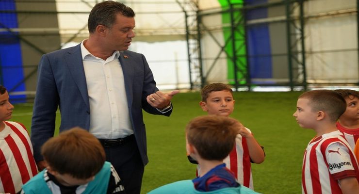 Başkan Sarıkurt, Yaz Spor Okullarının Futbol Kursunu Ziyaret Etti