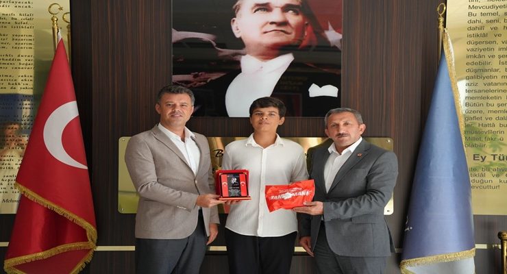 Başkan Sarıkurt’tan LGS Şampiyonuna Tebrik Ziyareti