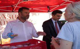 Başkan Sarıkurt, Vatandaşlara Aşure İkram Etti
