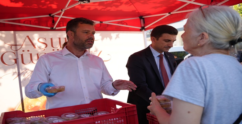Başkan Sarıkurt’tan Pazartesi Pazarı’nda Aşure İkramı (4)