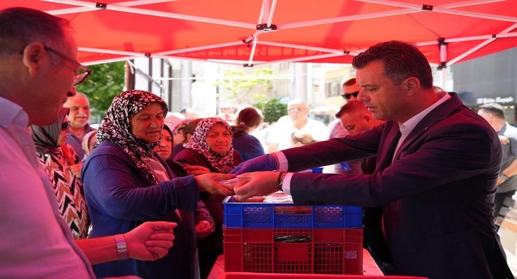 Çorlu Belediyesinden Cumhuriyet Meydanı’nda Vatandaşlara Aşure İkramı