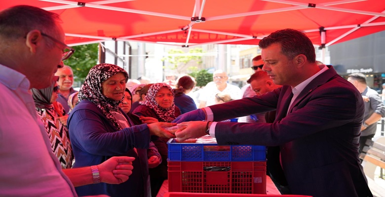 Cumhuriyet Meydanında Vatandaşlara Aşure İkramı (2)