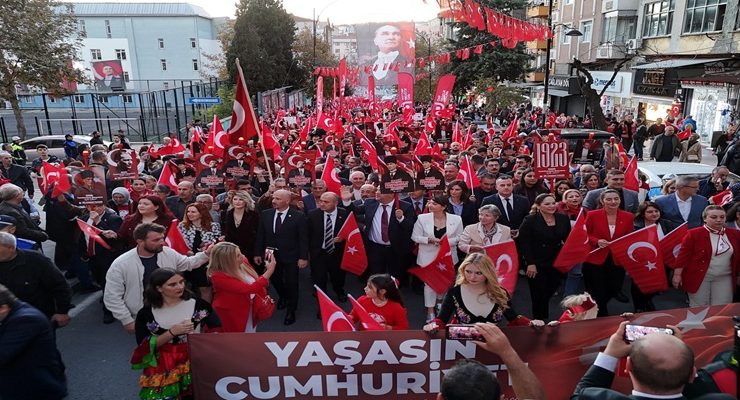 TEKİRDAĞ, BÜYÜKŞEHİR’İN ETKİNLİKLERİYLE CUMHURİYET’İN IŞIĞINDA BULUŞTU