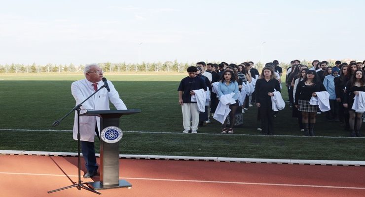 TEKİRDAĞ NKÜ TIP FAKÜLTESİNDE 18. GELENEKSEL BEYAZ ÖNLÜK GİYME TÖRENİ GERÇEKLEŞTİ