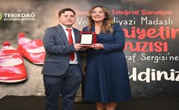 DOWN SENDROMLU FOTOĞRAF SANATÇISINDAN ANLAMLI SERGİ: “MASUMİYETİN KIRMIZISI“