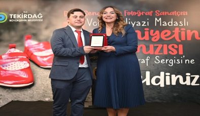 DOWN SENDROMLU FOTOĞRAF SANATÇISINDAN ANLAMLI SERGİ: “MASUMİYETİN KIRMIZISI“