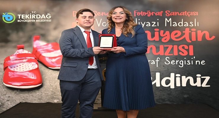 DOWN SENDROMLU FOTOĞRAF SANATÇISINDAN ANLAMLI SERGİ: “MASUMİYETİN KIRMIZISI“