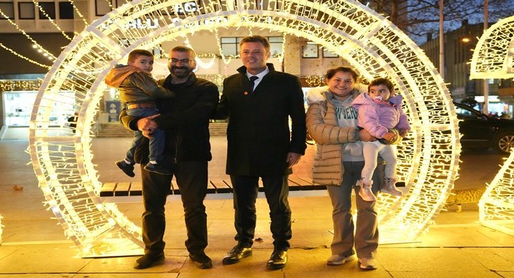 Başkan Sarıkurt Yeni Yıl Coşkusunu Vatandaşlarla Paylaştı