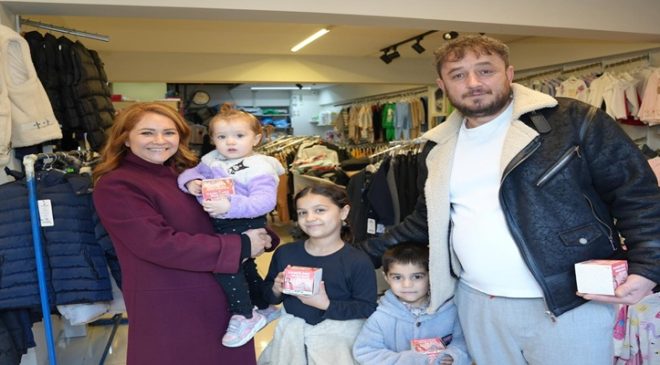 BAŞKAN MÜGE YILIZ TOPAK VATANDAŞLARIN KANDİLİNİ KUTLADI