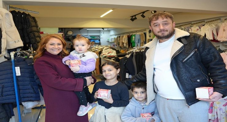 BAŞKAN MÜGE YILIZ TOPAK VATANDAŞLARIN KANDİLİNİ KUTLADI