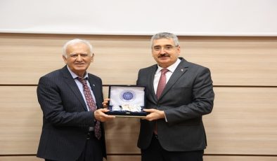 Prof. Dr. Mahmut Ergüt İçin Fen-Edebiyat Fakültesinde Emeklilik Töreni Düzenlendi
