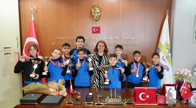 BAŞARILI SPORCULARDAN BAŞKAN MÜGE YILDIZ TOPAK’A ZİYARET!