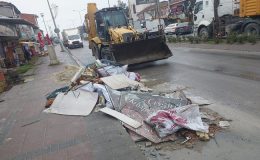 HER GÜN FARKLI NOKTALARDAN EŞYA VE MOLOZ TOPLANIYOR