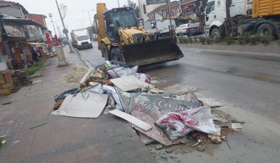 HER GÜN FARKLI NOKTALARDAN EŞYA VE MOLOZ TOPLANIYOR