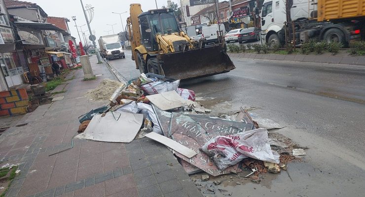 HER GÜN FARKLI NOKTALARDAN EŞYA VE MOLOZ TOPLANIYOR