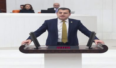 “AÇLIKLA, YOKSULLUKLA MÜCADELE EDEN EMEKLİ HAKKINI İSTİYOR.”