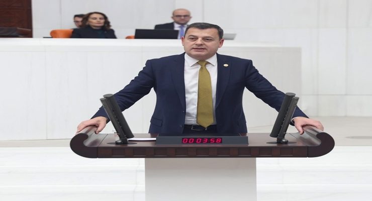 “AÇLIKLA, YOKSULLUKLA MÜCADELE EDEN EMEKLİ HAKKINI İSTİYOR.”