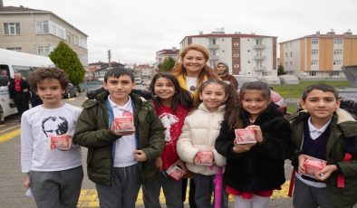 BAŞKAN MÜGE YILDIZ TOPAK ESNAF VE VATANDAŞLARIN KANDİLİNİ KUTLADI
