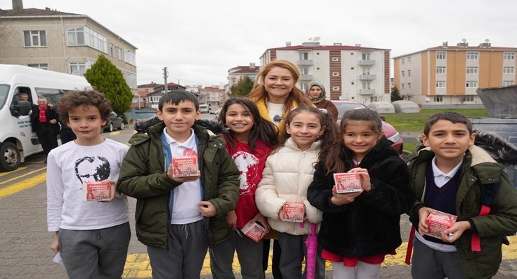 BAŞKAN MÜGE YILDIZ TOPAK ESNAF VE VATANDAŞLARIN KANDİLİNİ KUTLADI