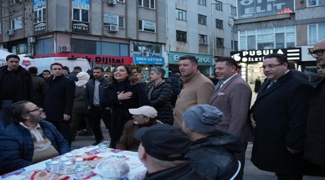 Binlerce Çorlulu Cumhuriyet Meydanı’nda İftarda Buluştu