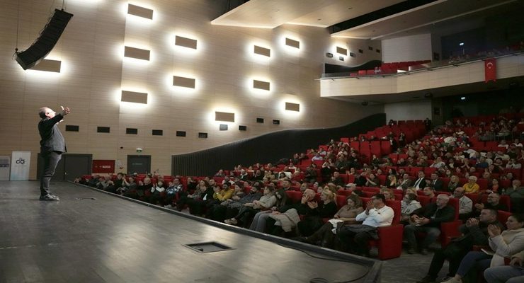 Sunay Akın “Memleket Kumaşı” ile Çorlu’yu Büyüledi