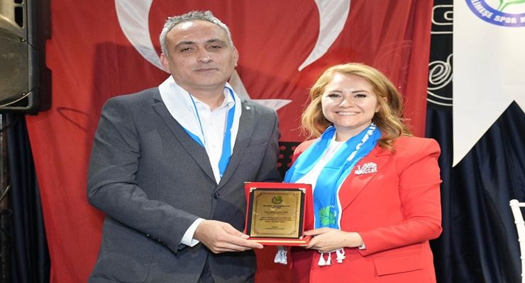 BAŞKAN MÜGE YILDIZ TOPAK’TAN ERGENE VELİMEŞESPOR’A TAM DESTEK