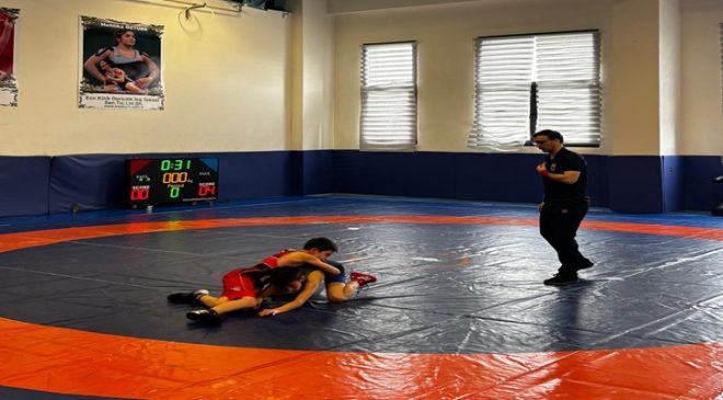 Çorlu’da Okul Sporları Güreş İl Birinciliği Heyecanı