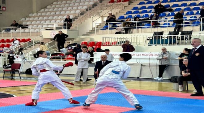 Çorlu’da Okul Sporları Karate İl Birinciliği Heyecanı