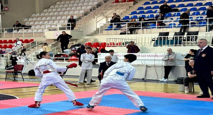 Çorlu’da Okul Sporları Karate İl Birinciliği Heyecanı