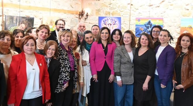 TEKİRDAĞ’DA KADIN RESSAMLARIN CANLI PERFORMANSLARI SERGİYLE TAÇLANDI
