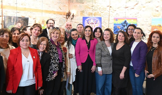 TEKİRDAĞ’DA KADIN RESSAMLARIN CANLI PERFORMANSLARI SERGİYLE TAÇLANDI